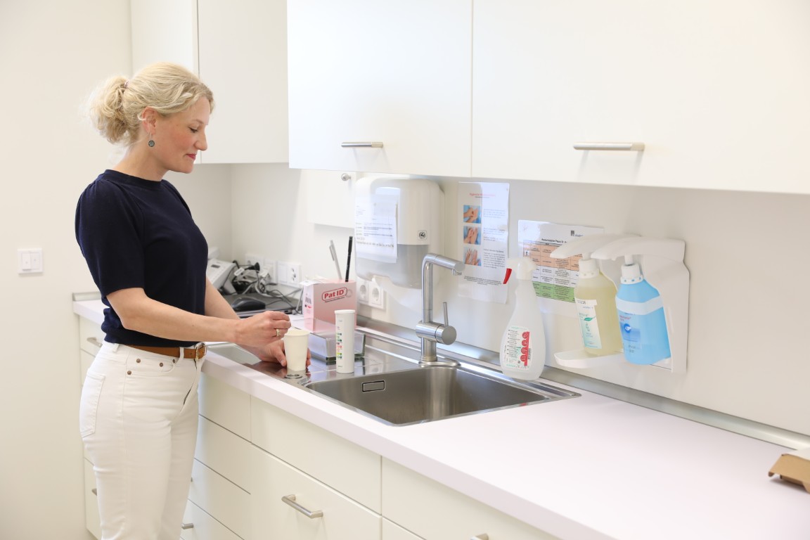 Frau Dr. Leitz im Labor